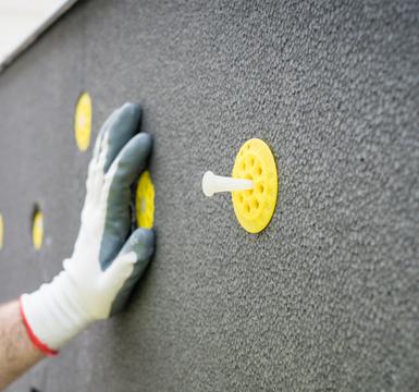 ¿Qué beneficios aporta el grafito en el EPS para el aislamiento térmico en Sistemas SATE?